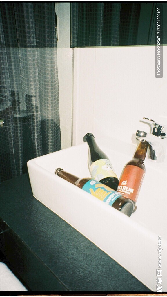 浴缸旁的美酒与洗浴用品
