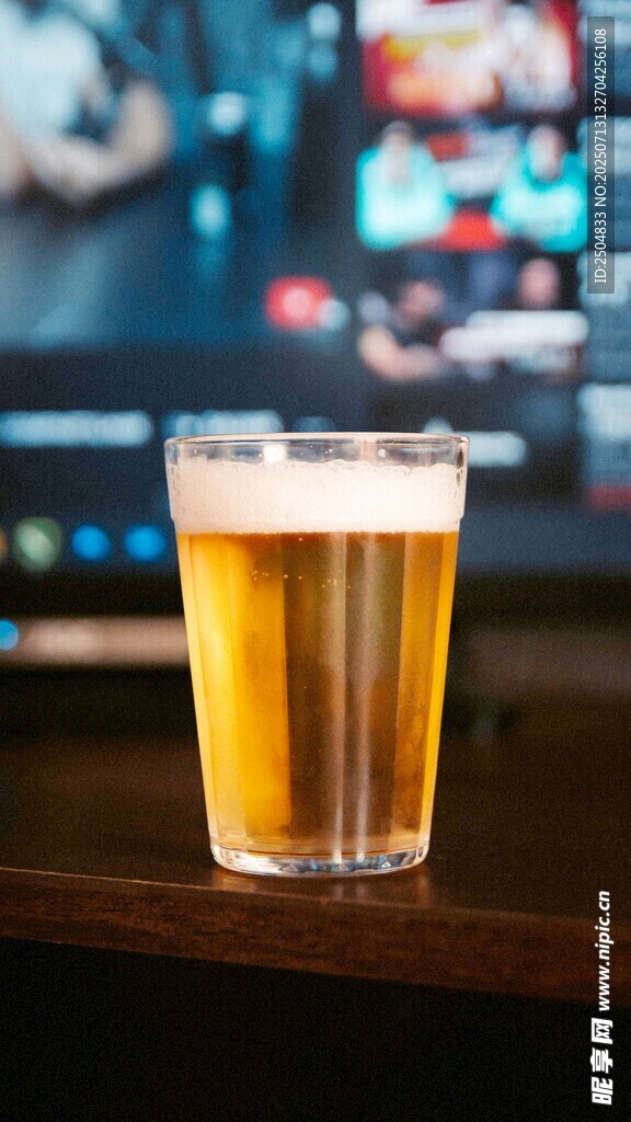 酒吧中的一杯鲜啤酒