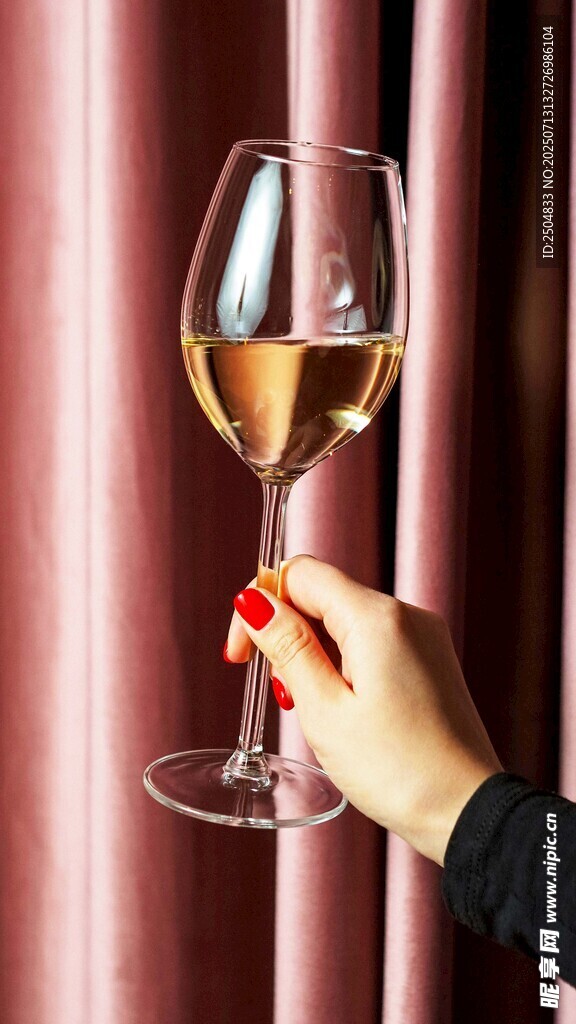 手擎美酒杯