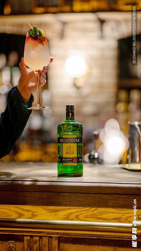 酒吧中的鸡尾酒与酒瓶