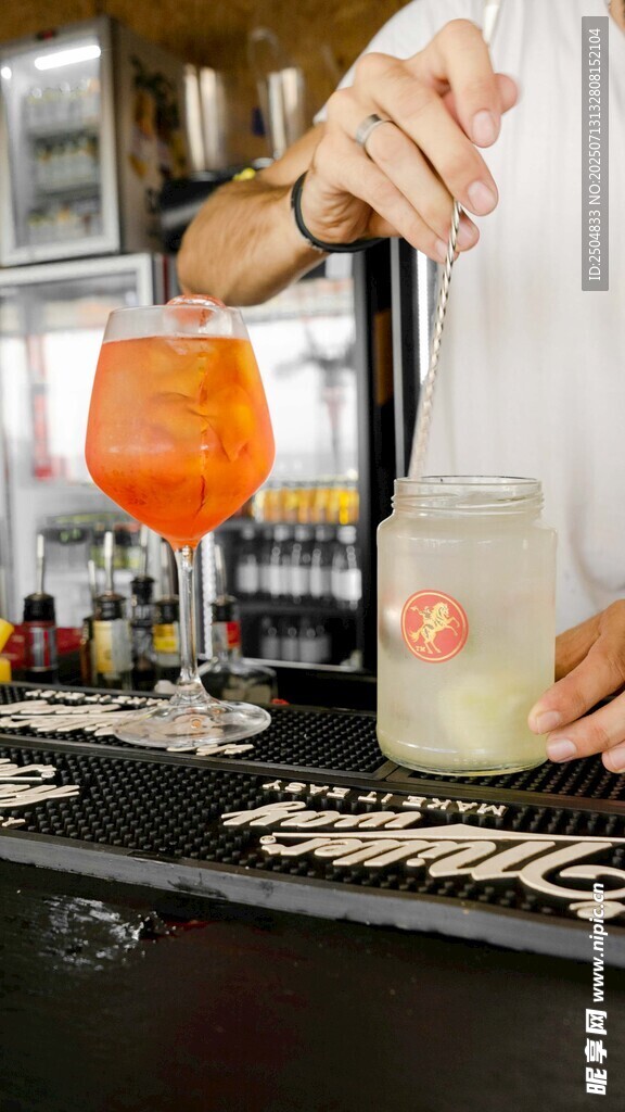调酒师调制特色鸡尾酒