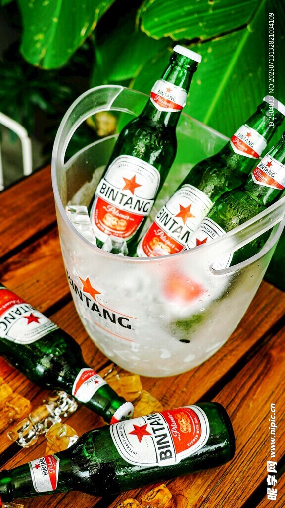 冰镇啤酒与零食的惬意组合
