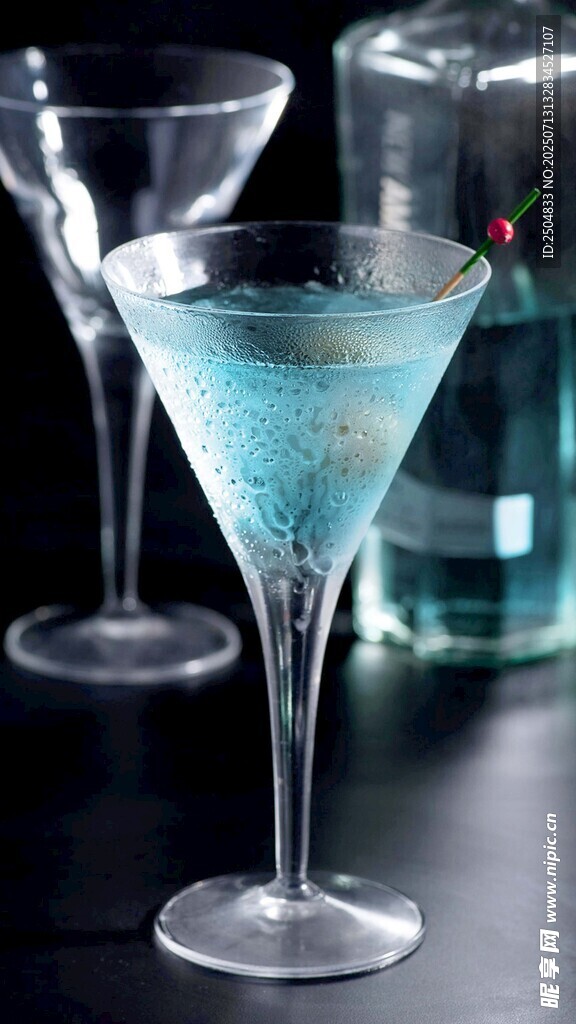 精致蓝色鸡尾酒玻璃杯