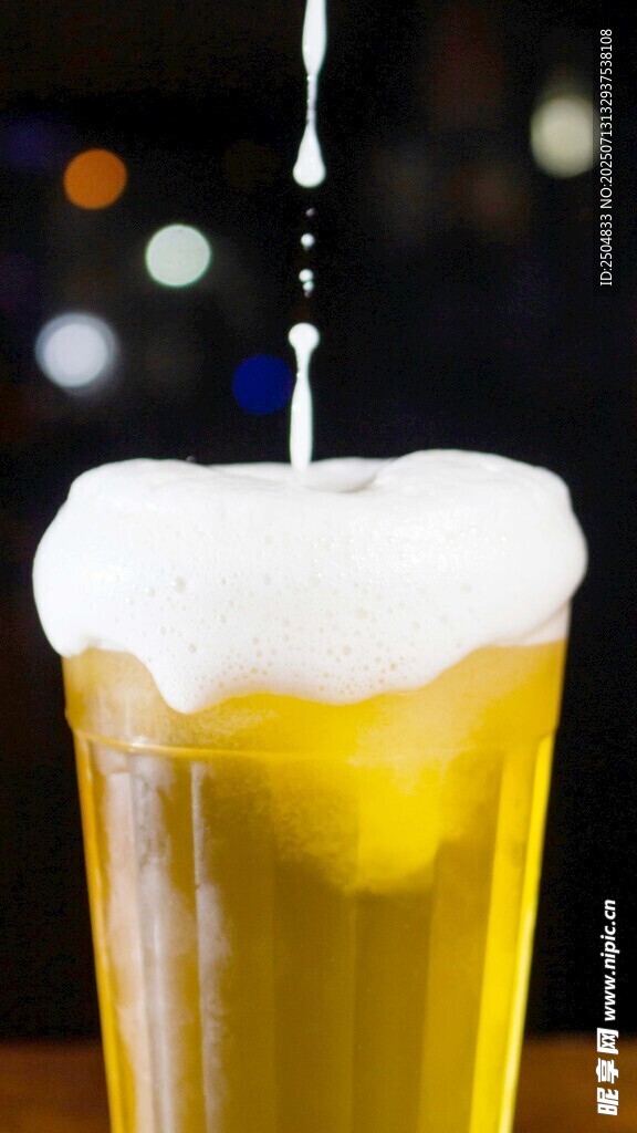 泡沫丰富的金黄啤酒