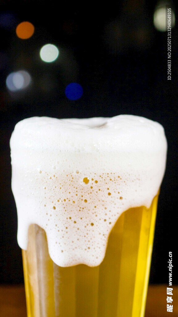 满溢泡沫的金黄啤酒杯