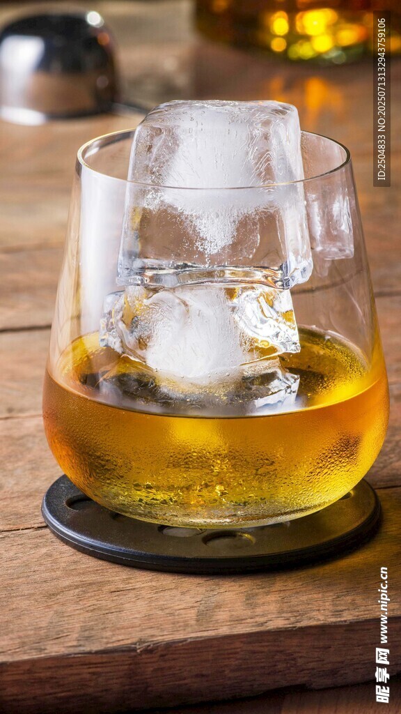 加冰威士忌酒杯特写