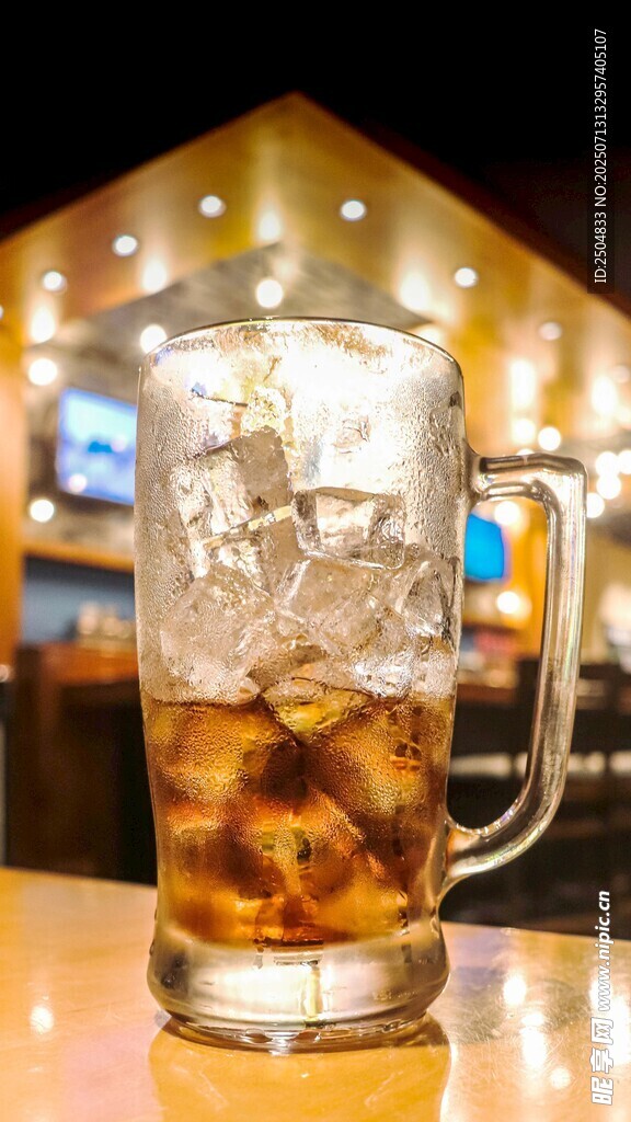 酒吧中装满冰块的啤酒杯