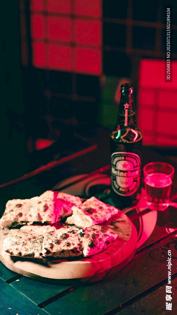 美味披萨配精酿啤酒