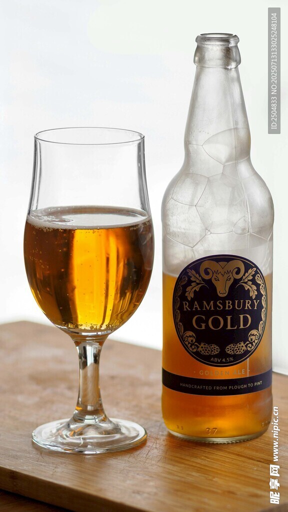 瓶装啤酒与一杯啤酒