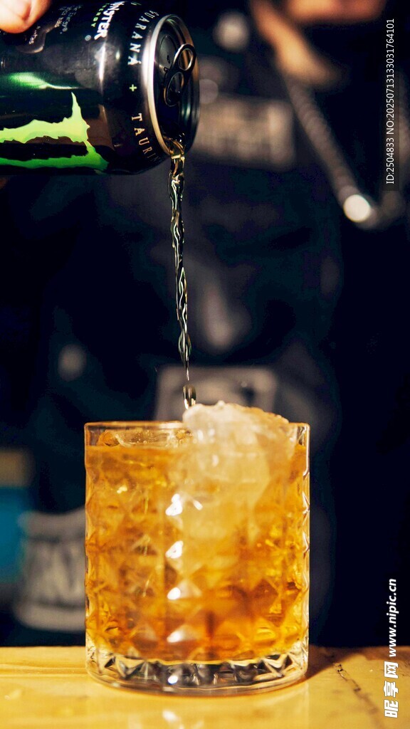 倒入气泡酒的冰饮