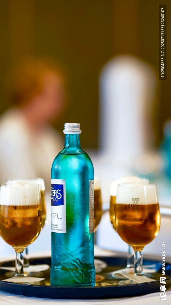 蓝色酒瓶搭配几杯啤酒
