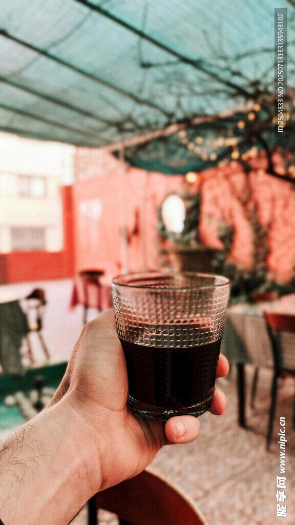 手持咖啡杯的惬意瞬间