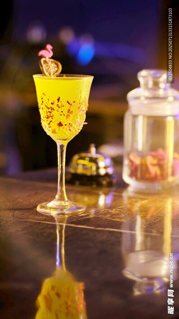 酒吧精致鸡尾酒与小吃