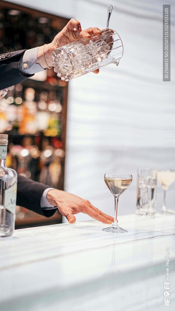 调酒师在吧台优雅调酒