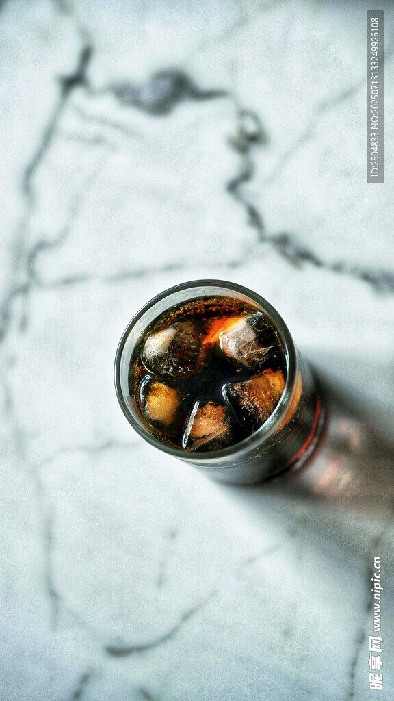 大理石上的罐装美味坚果