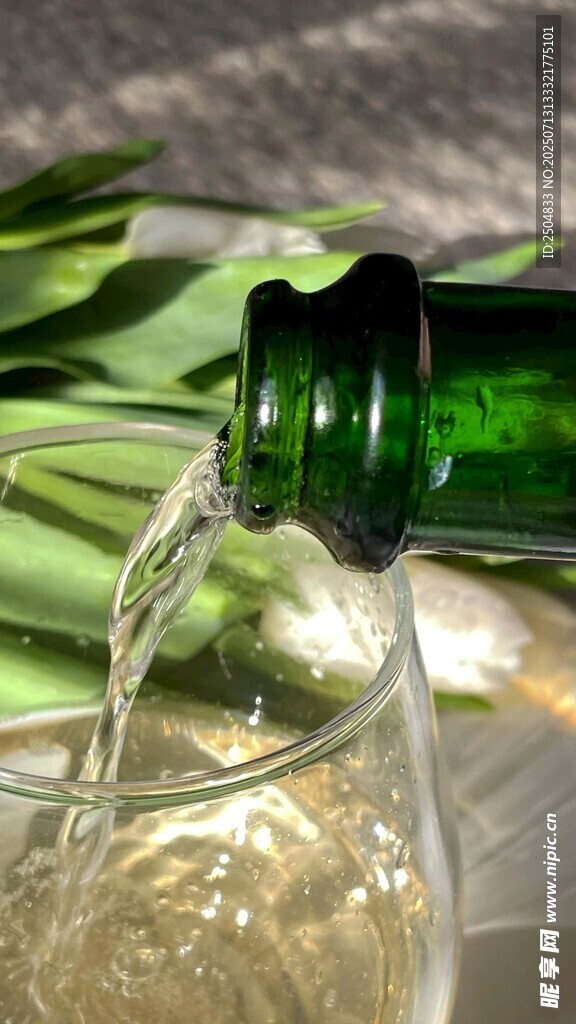 啤酒倒入杯中瞬间