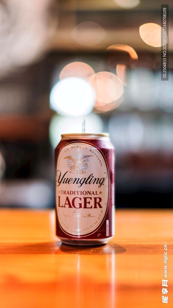 桌上的野格酒瓶