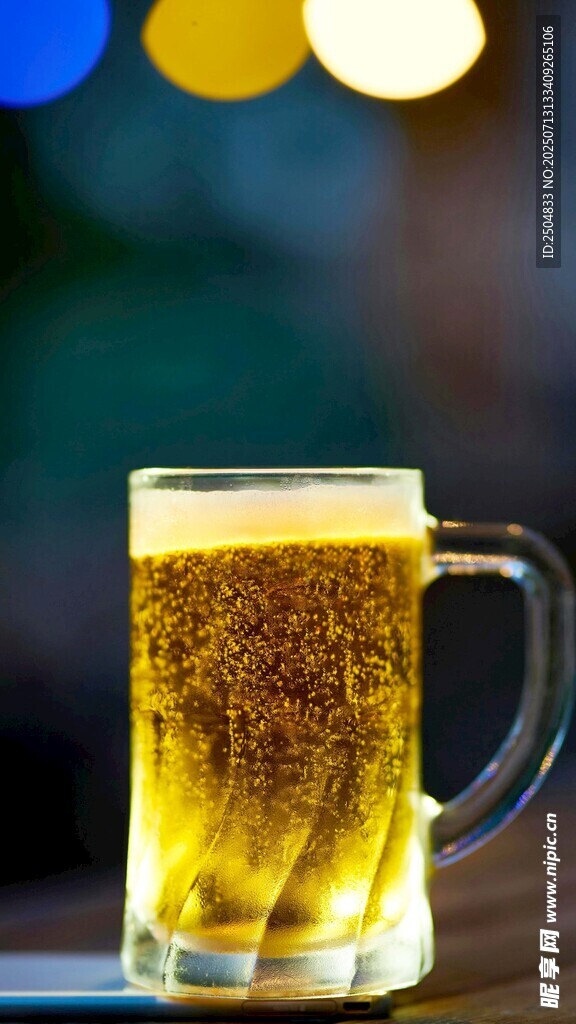 满溢的啤酒杯