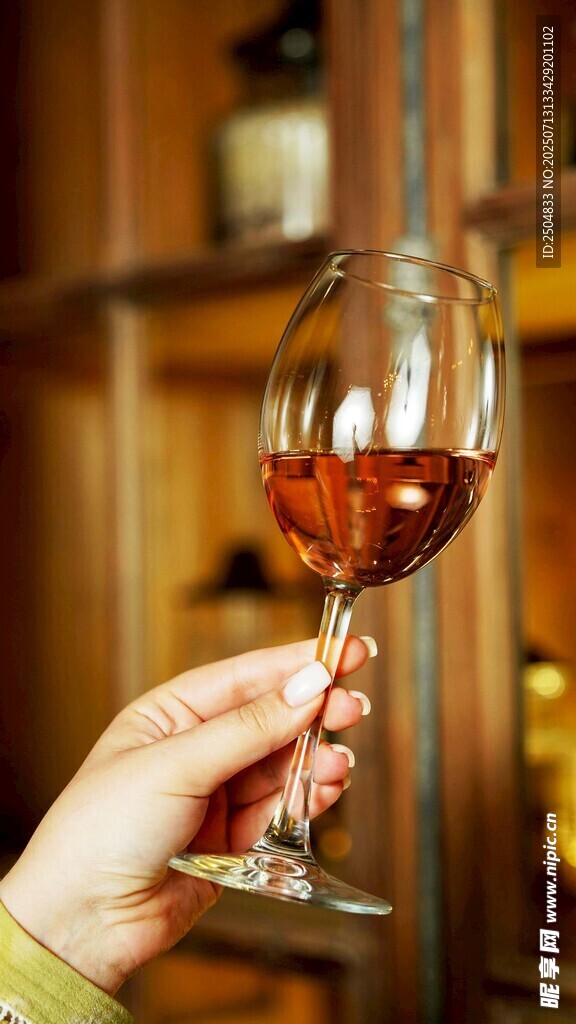 手持红酒杯特写