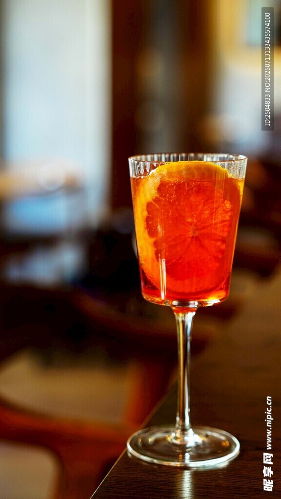 高脚杯中的橙色鸡尾酒