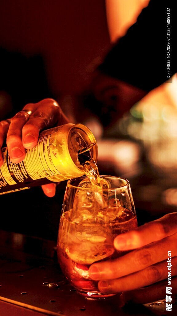 酒吧中倒酒瞬间