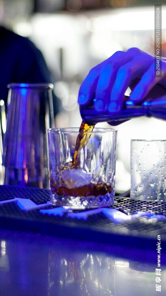 调酒师正在调制鸡尾酒