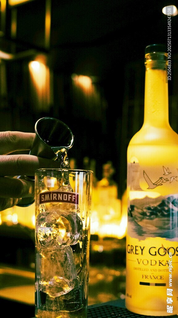 酒吧中的威士忌酒瓶与酒杯