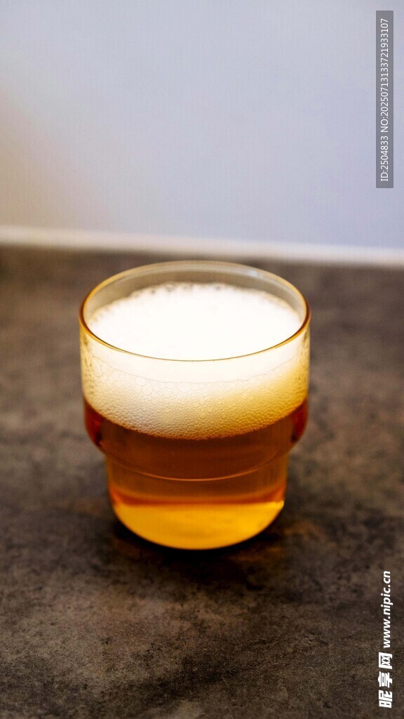 玻璃杯中的分层饮品