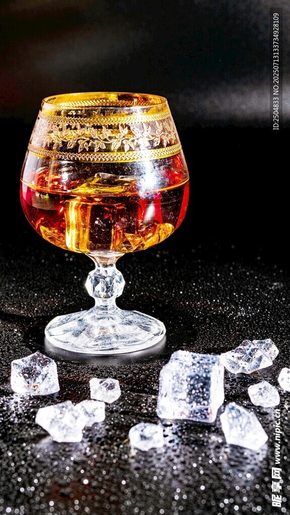 琥珀色美酒配晶莹冰块