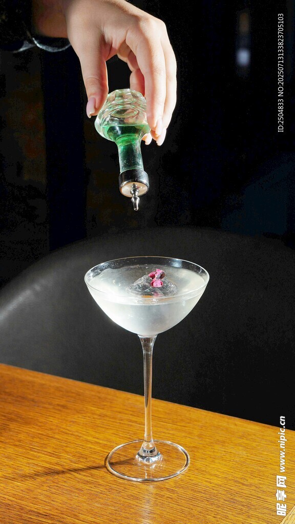 调制鸡尾酒瞬间