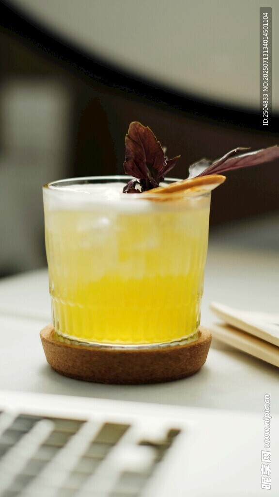 精致黄色鸡尾酒 装饰独特
