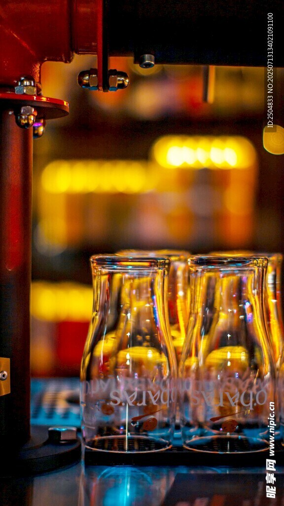 酒吧中闪耀的金色酒杯