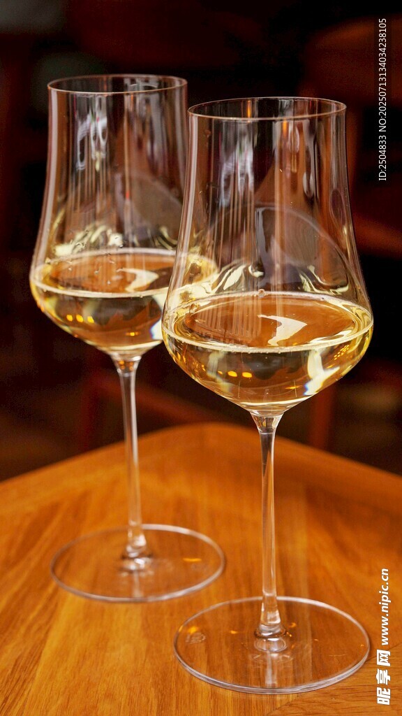 三杯白葡萄酒置于木桌