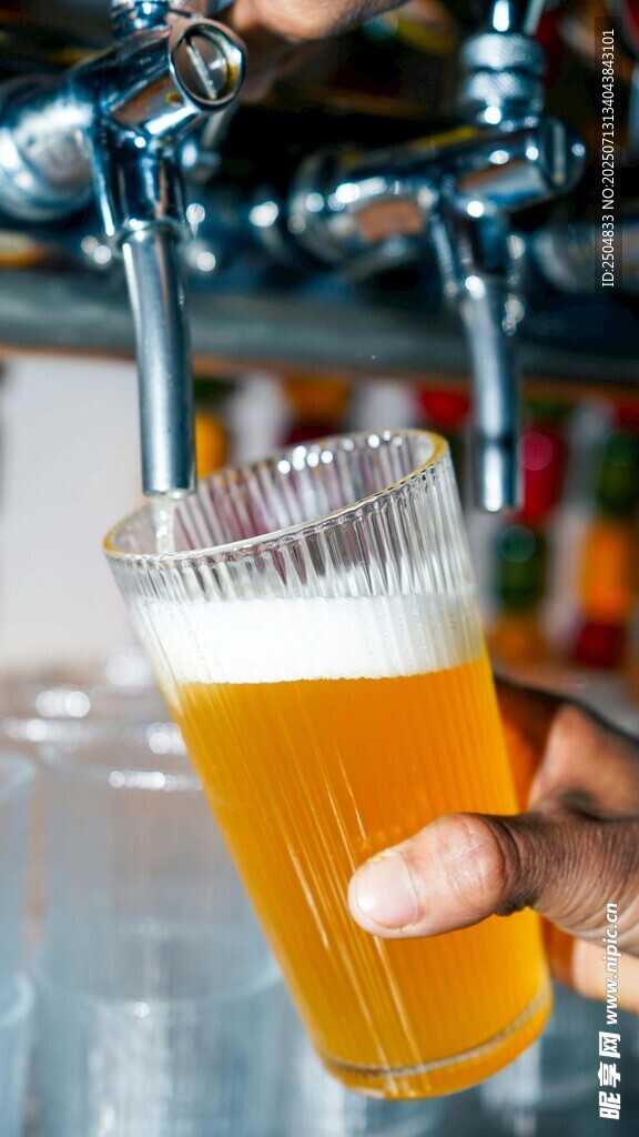 手持满溢泡沫的鲜啤酒杯