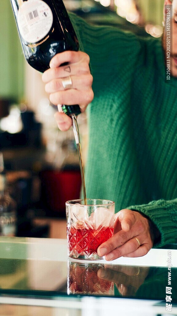 绿色衣服者倒酒入红杯