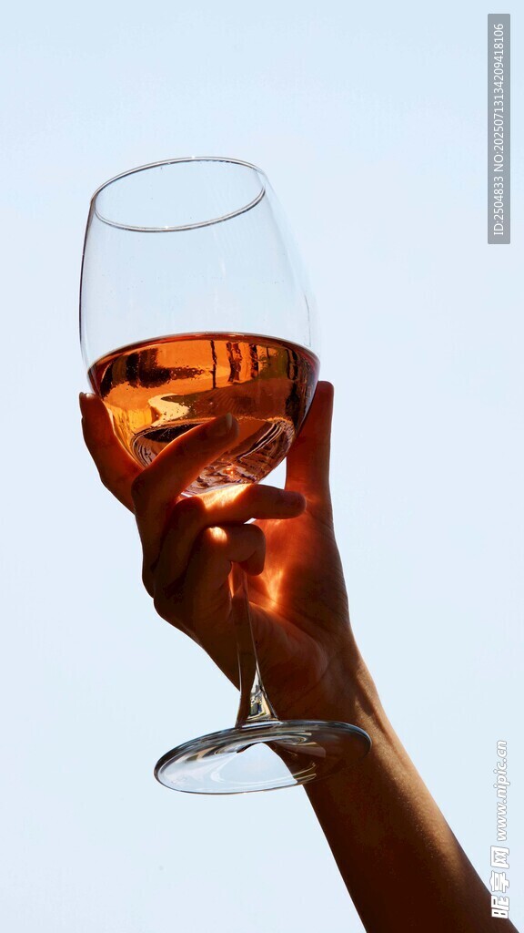 手擎红酒杯 光影之美