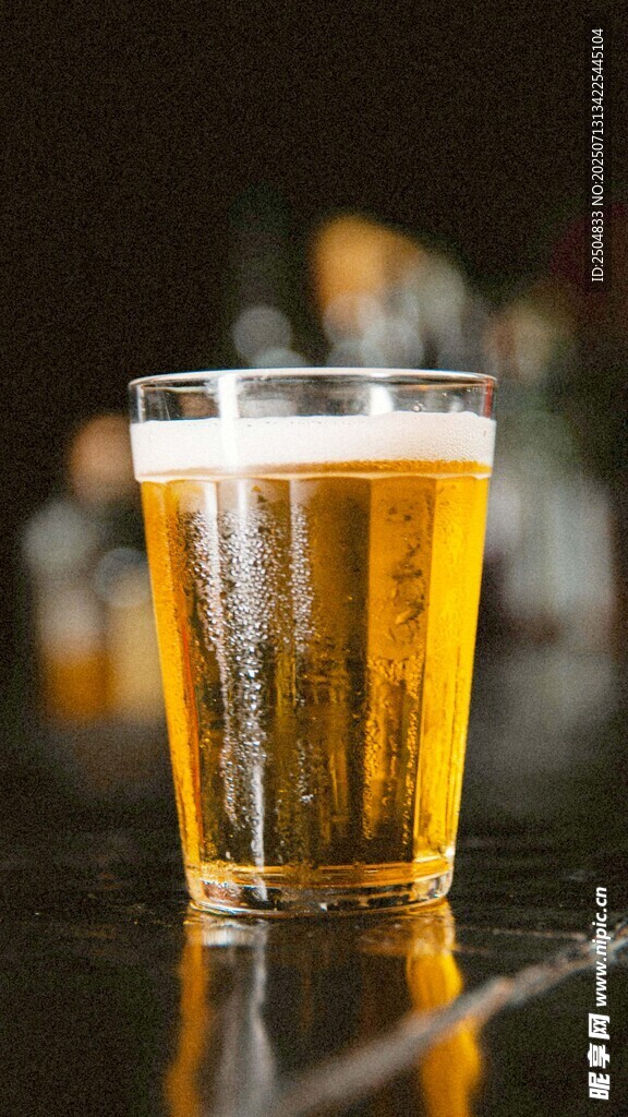 一杯金黄诱人的冰镇啤酒