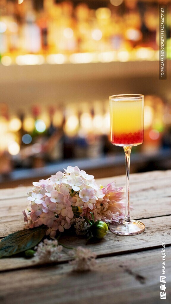 精致鸡尾酒配浪漫花束