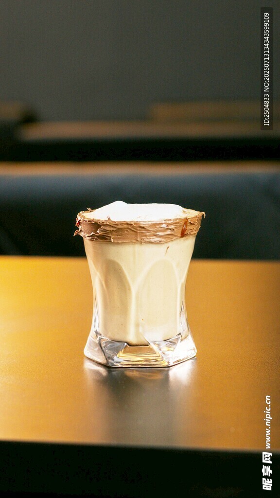 精致金边白瓷杯