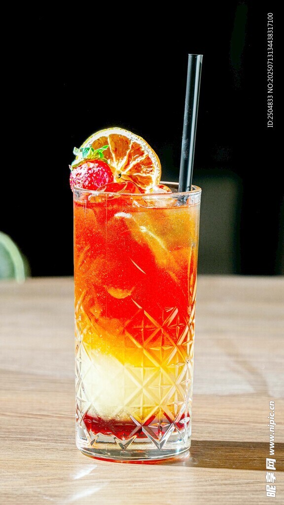 色彩缤纷的分层鸡尾酒