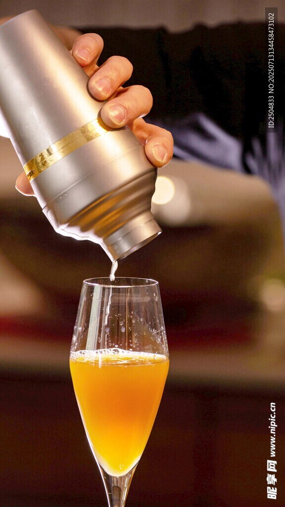 手倾酒器倒金黄饮品