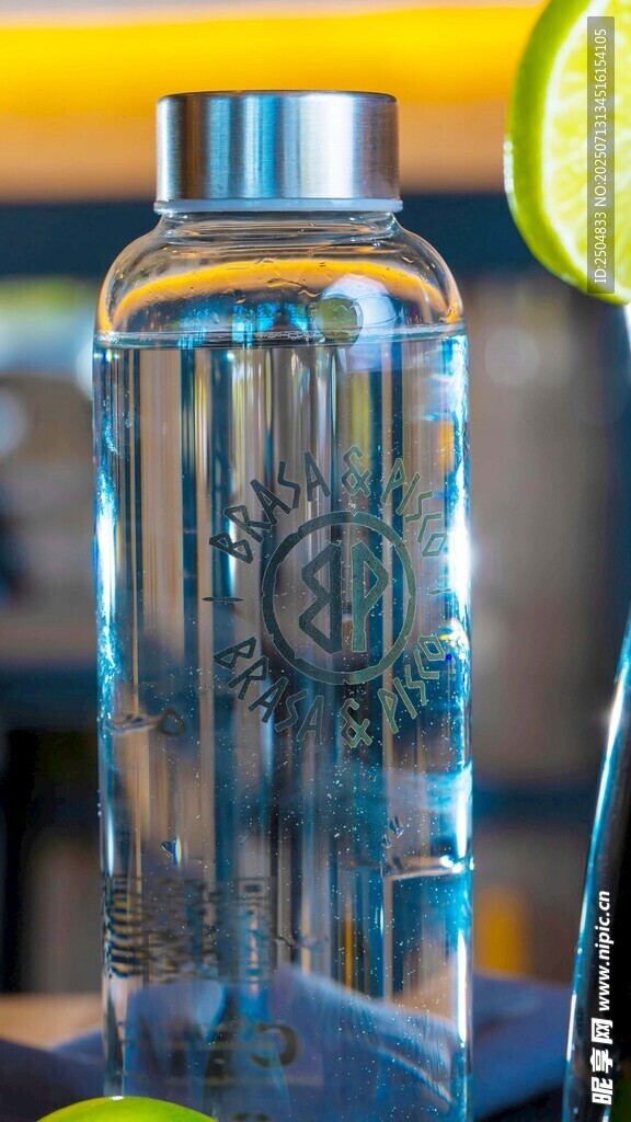 透明玻璃水杯配清新柠檬
