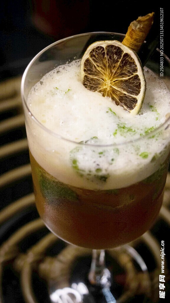 柠檬装饰的精致特色鸡尾酒