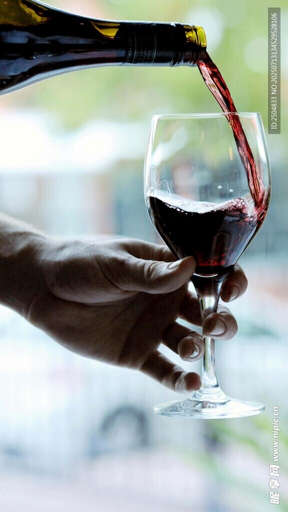 手斟红酒入高脚杯