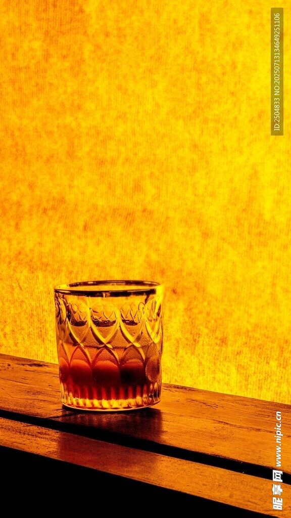 窗边琥珀色玻璃杯