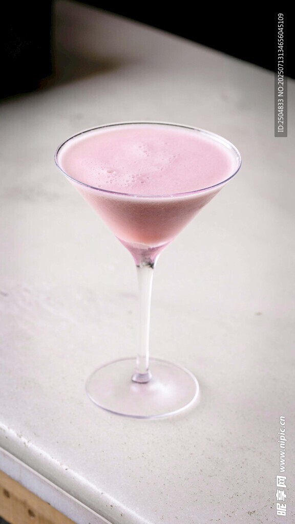 粉色马天尼鸡尾酒