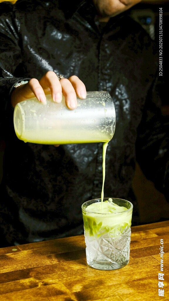 调酒师正在倒调制鸡尾酒