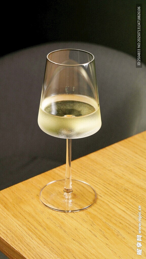 高脚杯中的白葡萄酒