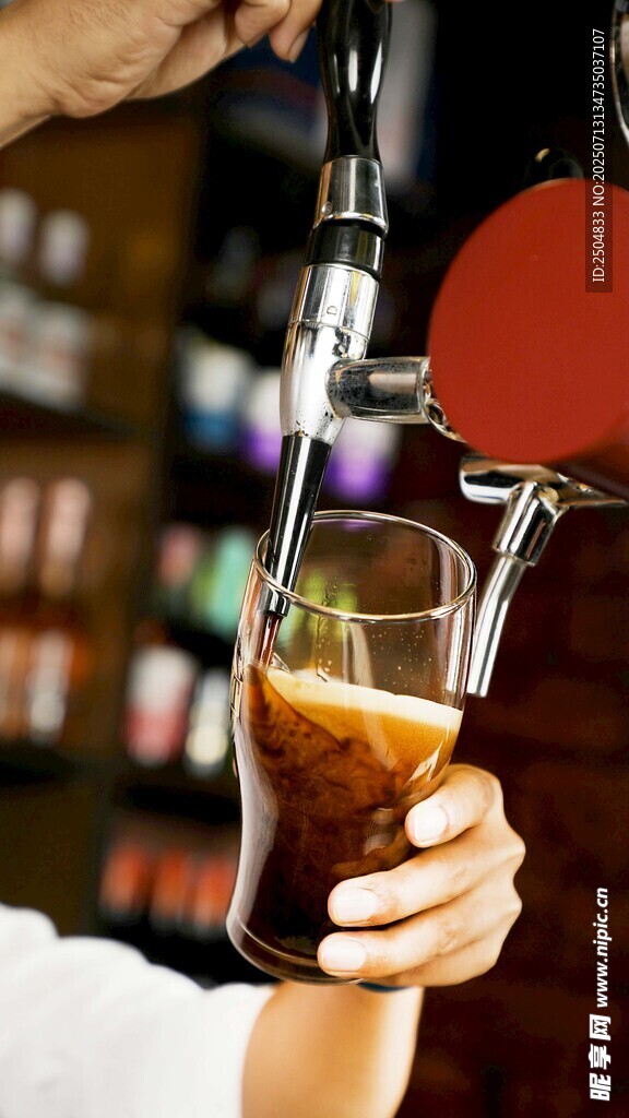 手接新鲜啤酒倒入杯中