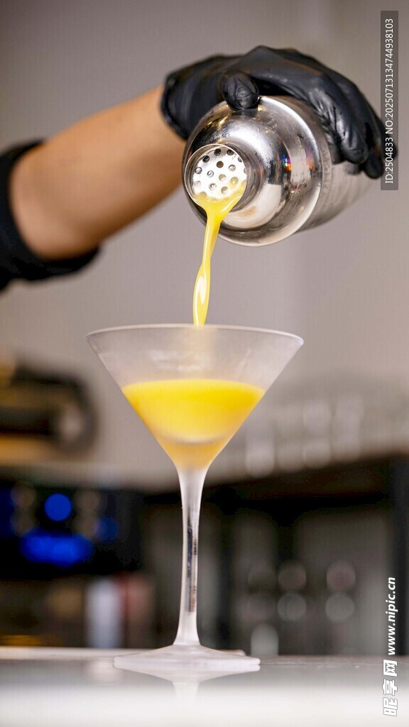 调酒师正在制作黄色鸡尾酒
